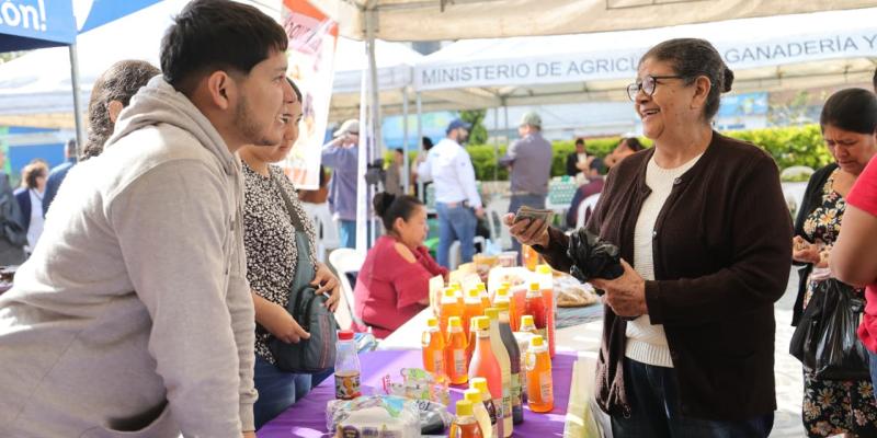 Frescura y sabor llenaron de vida San José Pinula con la Feria del Agricultor