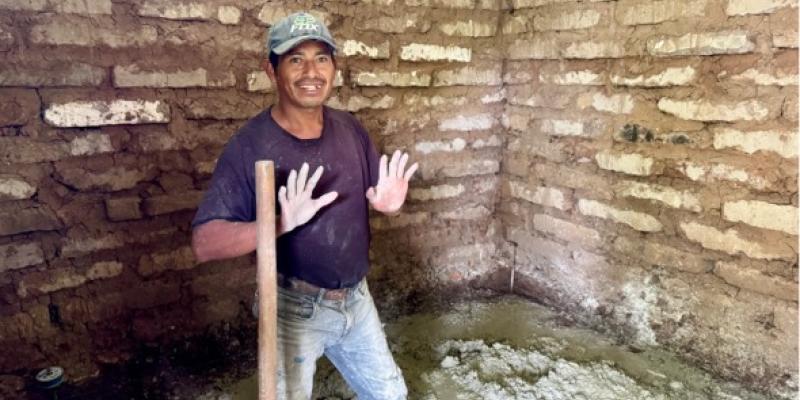 A a través de la Iniciativa Intersectorial Mano a Mano, concluyó la entrega de 332mil20 bolsas de concreto en el municipio de Olopa, 