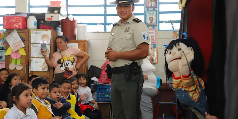 Paco y Lulú enseñan educación vial a niños de la Escuela República de Panamá
