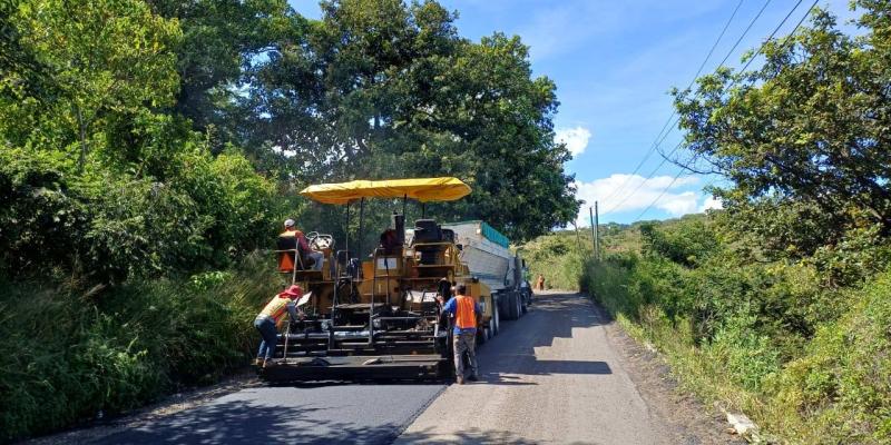Aplican 850  toneladas de asfalto en la CA-01 Oriente