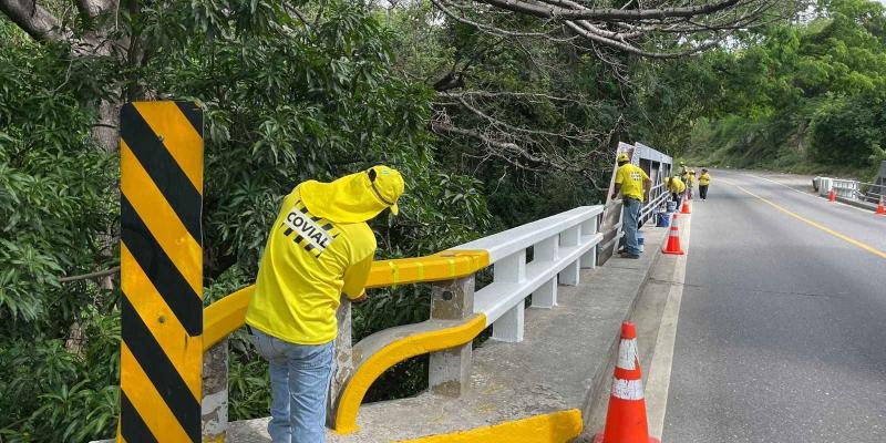 Realizan obras de reparación y pintura en pasos a desnivel y puentes