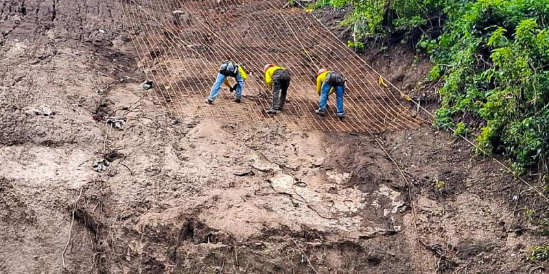 Instalan electromalla para prevenir nuevos derrumbes en Boca del Monte