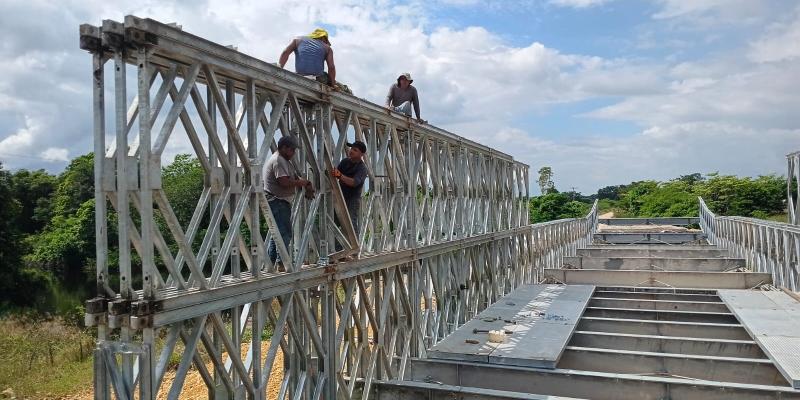 Cuatro tramos del puente sobre el arroyo Petexbatún ya están listos 