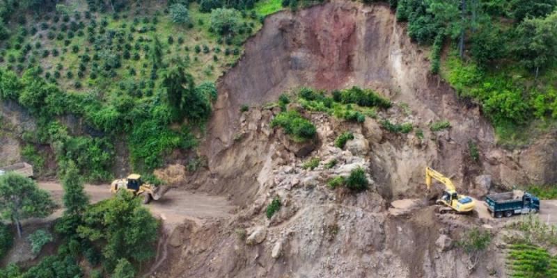 Segundo día de labores para retirar derrumbe entre Tecpán y Chiché