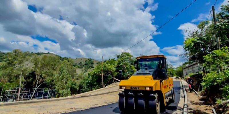 Realizan trabajos de pavimentación en el puente Chitomax 