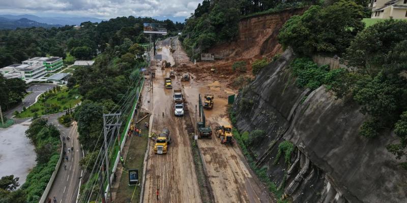 Más de 2 mil metros cúbicos de lodo son retirados en el km 24, CA-1 Oriente