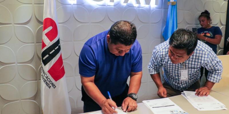 Fopavi entrega certificaciones de subsidio habitacional a familias de la aldea Las Cabezas, Oratorio, Santa Rosa