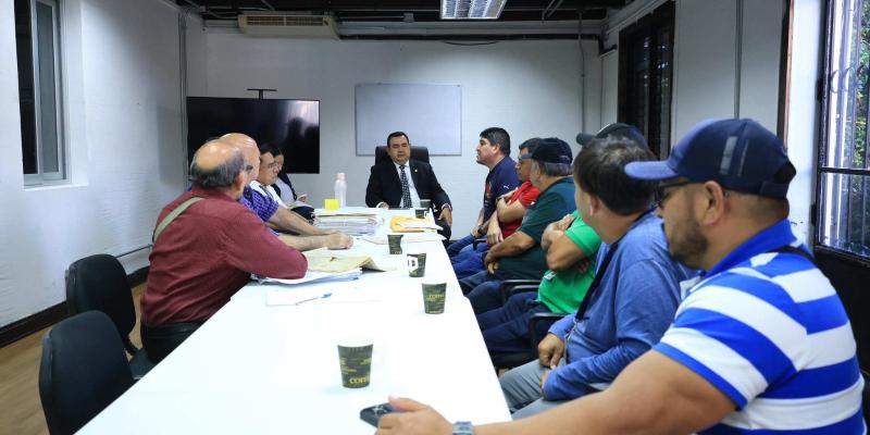 DGT refuerza operativos y diálogo con transportistas de Jalapa para garantizar un servicio seguro y legal