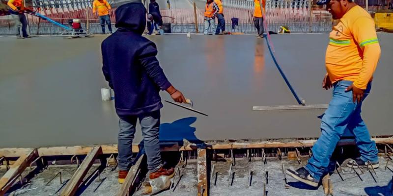 Aplican concreto de alta resistencia en paso a desnivel de Xela 