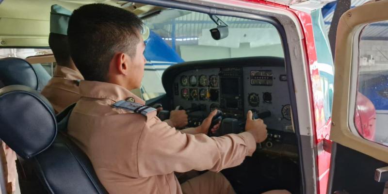 Jóvenes despegan hacia el conocimiento en el Aeródromo de Cobán