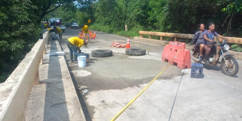 Covial repara con acero y concreto el puente El Pajal en Santa Rosa
