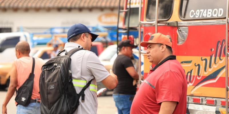 DGT consulta a pilotos de transporte extraurbano en Antigua Guatemala para mejorar la seguridad vial