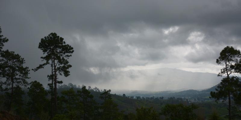 Frente a la proximidad del inicio de la temporada seca y fría, el Ministerio de Agricultura, Ganadería y Alimentación (MAGA), por medio del Centro de Información Estratégico Agropecuario (CIEA), emitió recomendaciones dirigidas a productores del país para reducir riesgos en la actividad agropecuaria y presentó un análisis relativo las condiciones climáticas previstas para los próximos meses.  Durante este periodo, que se extiende de diciembre a marzo, se espera una disminución de lluvias y descenso de tempe