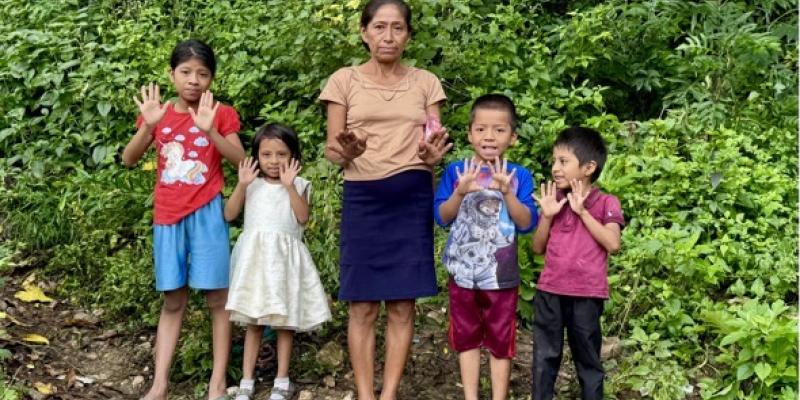 Llegan las primeras bolsas de concreto a San Jacinto, Chiquimula 