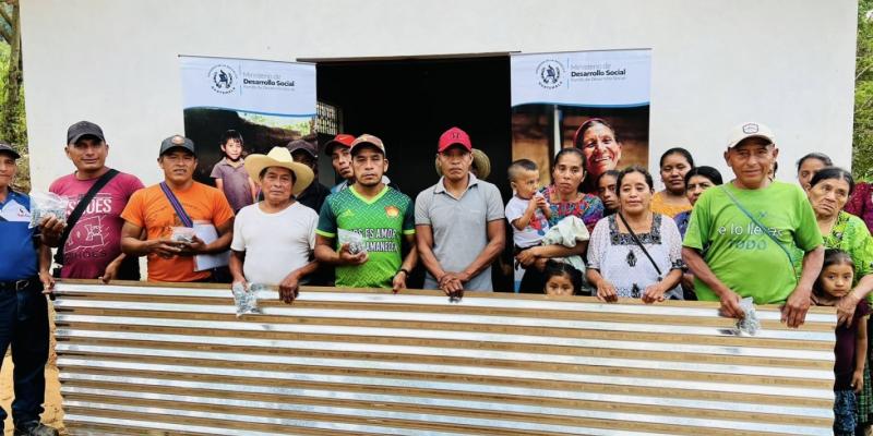 A a través de su Unidad Ejecutora el Fondo de Desarrollo Social (Fodes), entregó kits de techo mínimo y tanques flexibles a 540 familias de los municipios de San Jerónimo y Purulhá del departamento de Baja Verapaz
