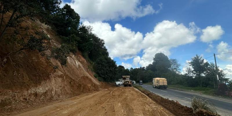 Covial libera bloqueo en la Interamericana por derrumbe Tecpán