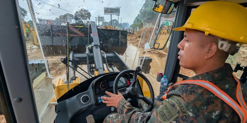 Ejército de Guatemala apoya en labores de despeje, seguridad y rescate tras derrumbe en el km 24