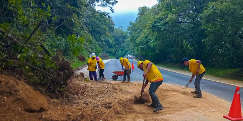 Atienden derrumbe en la RN-10-B: despejan carril entre Antigua Guatemala y Santa Lucía Milpas Altas