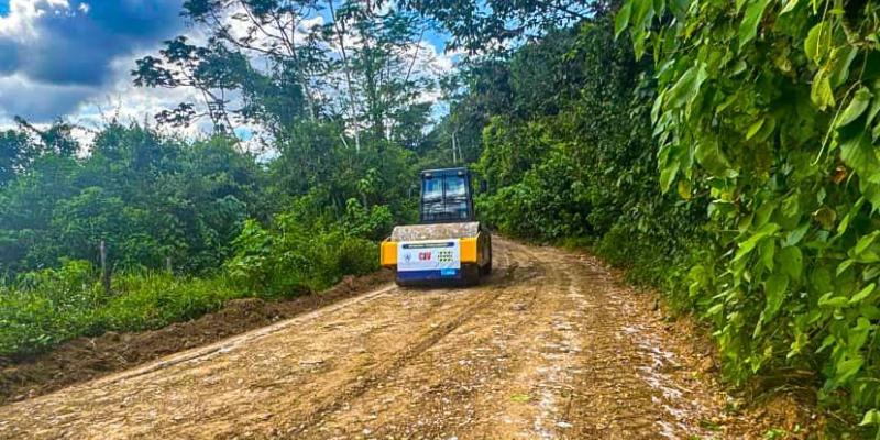 Mejoran la ruta entre Cubilhuitz y El Corozal: conforman nueva capa de balasto para una movilidad más segura