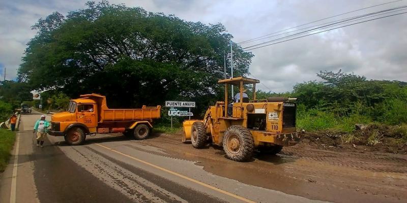 Retiran material en la CA-1 Oriente para evitar accidentes y proteger el puente Amayo