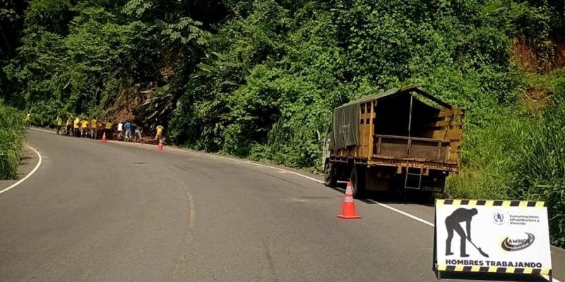 Liberan la CA-2 Occidente en Colomba Costa Cuca: derrumbe retirado y paso restablecido