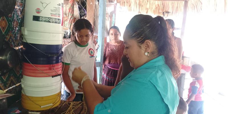elaboración de velas artesanales en San José, Petén