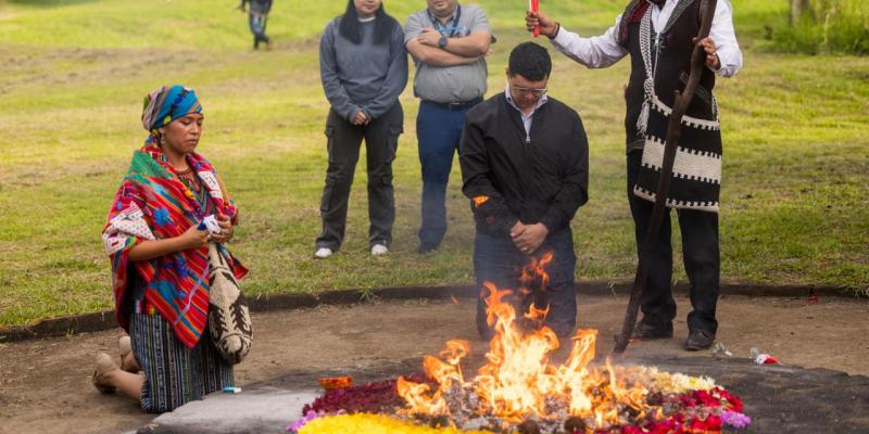 Ajq’ijab’ o guías espirituales utilizan carné