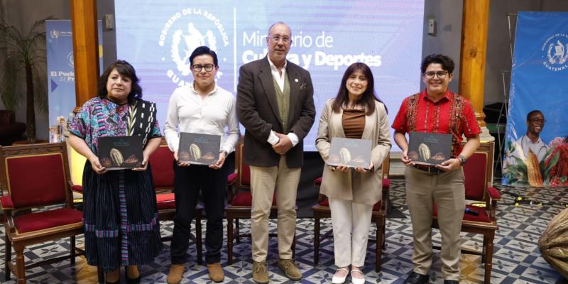 MCD presenta libro Kakaw en Quetzaltenango 