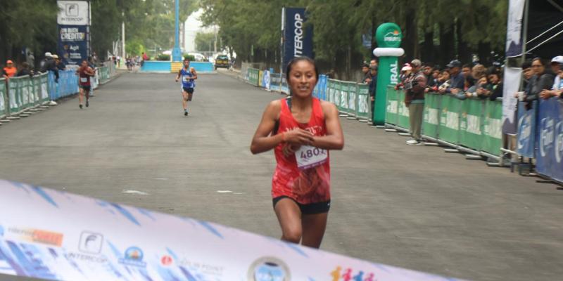 Teresa Lares fue la ganadora de la rama femenina en la carrera de este domingo. 