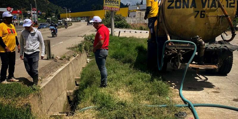 Trabajos de limpieza en el Libramiento de Chimaltenango refuerzan la seguridad vial