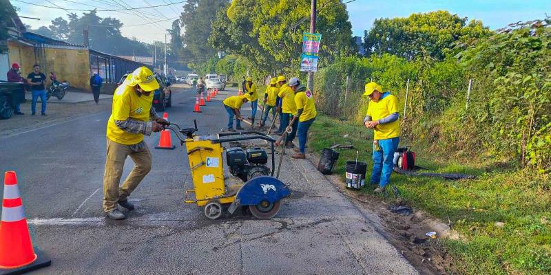 Reactivan obras en ruta a San Martín Jilotepeque tras años de abandono