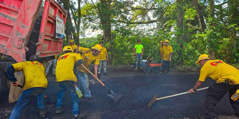 Mejoran acceso a Morales, Izabal desde la CA-9 norte con nueva capa de asfalto