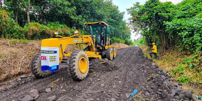 Mejoran ruta de acceso a aldea El Carrizal en Santa Lucía Cotzumalguapa con colocación de grava