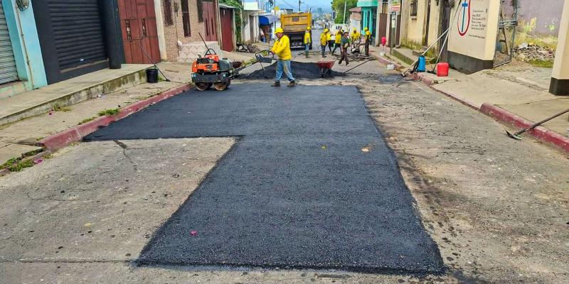 Mejoran acceso a Zaragoza, Chimaltenango con trabajos de bacheo y nueva carpeta asfáltica