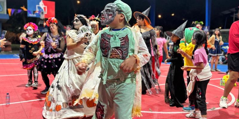 Noche de Disfraces en el Centro Deportivo Gerona