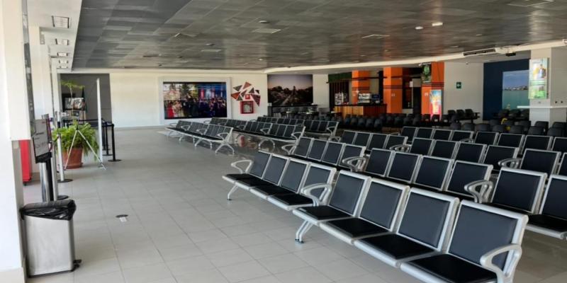 Cada batería permite acomodar hasta 30 pasajeros, lo que significa que ahora al menos 120 personas pueden esperar sus vuelos con mayor confort y orden.