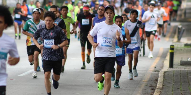 Miles de corredores se dieron cita este domingo en la Ciudad de Guatemala. 
