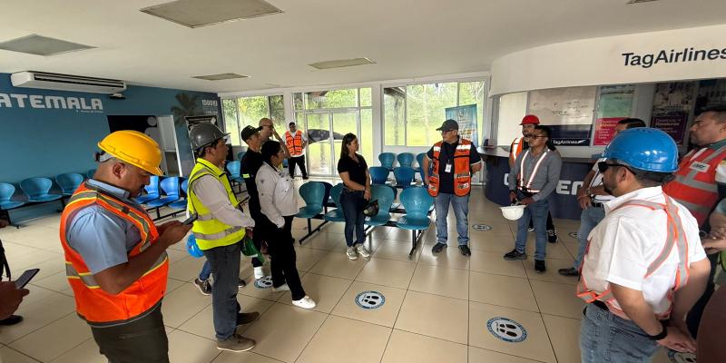 Durante el recorrido, se destacó que el Aeródromo de Puerto Barrios atiende actualmente operaciones locales, operando bajo estrictos protocolos de seguridad establecidos por la Dirección General de Aeronáutica Civil 