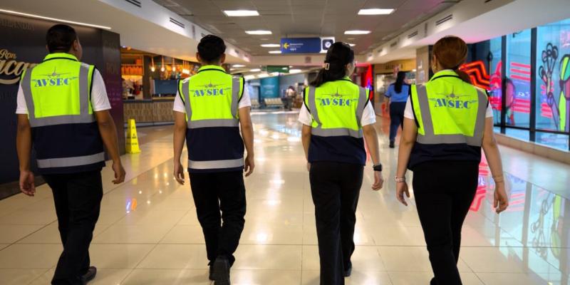 Cada chaleco cuenta con dos logotipos: uno en la parte frontal y otro en la parte posterior, acompañados de la leyenda "AVSEC", lo que garantiza una identificación clara desde cualquier ángulo