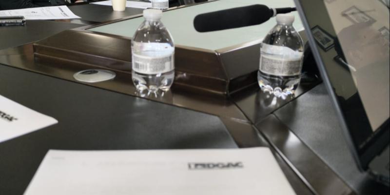 El taller incluyó presentaciones técnicas a cargo de especialistas de la DGAC, quienes explicaron conceptos básicos sobre la gestión del tráfico aéreo, la seguridad operacional y los protocolos que se siguen ante emergencias aeronáuticas