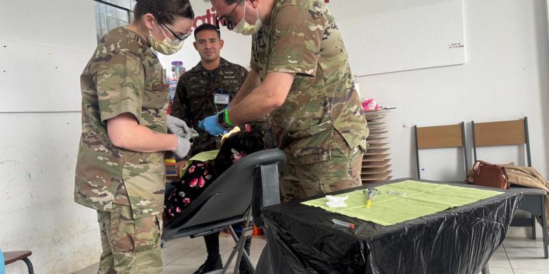 Ejército de Guatemala y Guardia Nacional de Arkansas desarrollan jornada médica en Cobán, Alta Verapaz.