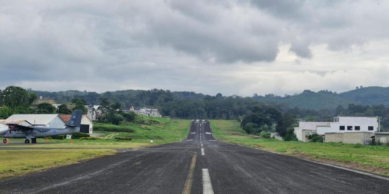 Los árboles representaban un riesgo potencial para las operaciones aéreas, especialmente en condiciones de poca visibilidad