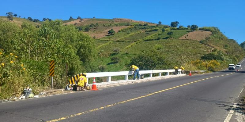Mejoran condiciones del puente en la RN-14-A a través de labores de limpieza y pintado