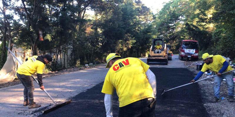 COVIAL realiza mantenimiento vial para mejorar acceso entre Ciudad Quetzal y San Raymundo