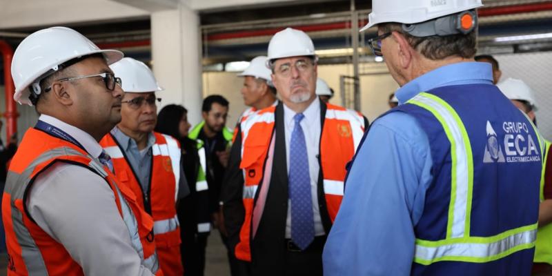 Durante el recorrido, el mandatario inspeccionó las principales áreas del aeropuerto, 