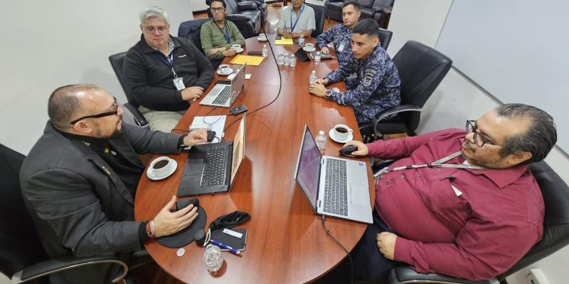 La capacitación fue impartida por especialistas de COCESNA, entre ellos Calvin Zuniga, del Centro de Control de Salvamento (RCC), y el ingeniero Juan Sánchez, quienes lideraron la actualización del sistema SAR Tracking System versión 3.0, herramienta esencial para la coordinación regional de mensajes de emergencia utilizados en aeronaves, embarcaciones y personas en peligro.