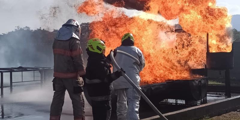 Este entrenamiento especializado tiene como propósito proporcionar al personal de las dependencias de Salvamento y Extinción de Incendios (SEI) de los aeropuertos de la región