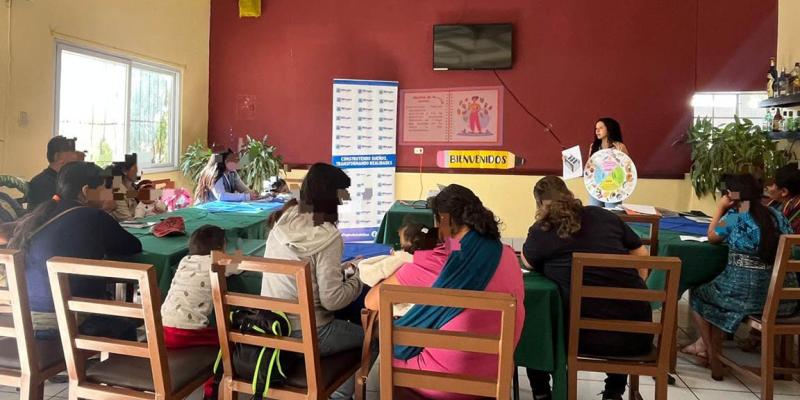 Brindan conocimientos de alimentación en la Escuela para Padres en Baja Verapaz