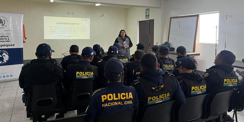 Capacitan a los agentes de la PNC de Sacatepéquez en bienestar animal
