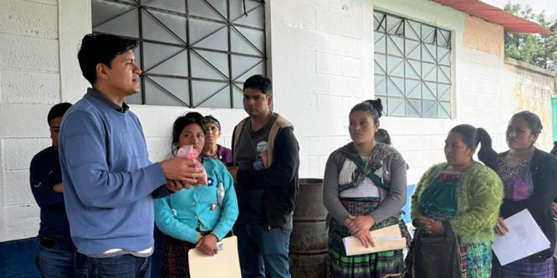 Dan acompañamiento a entregas de asistencia alimentaria en Totonicapán